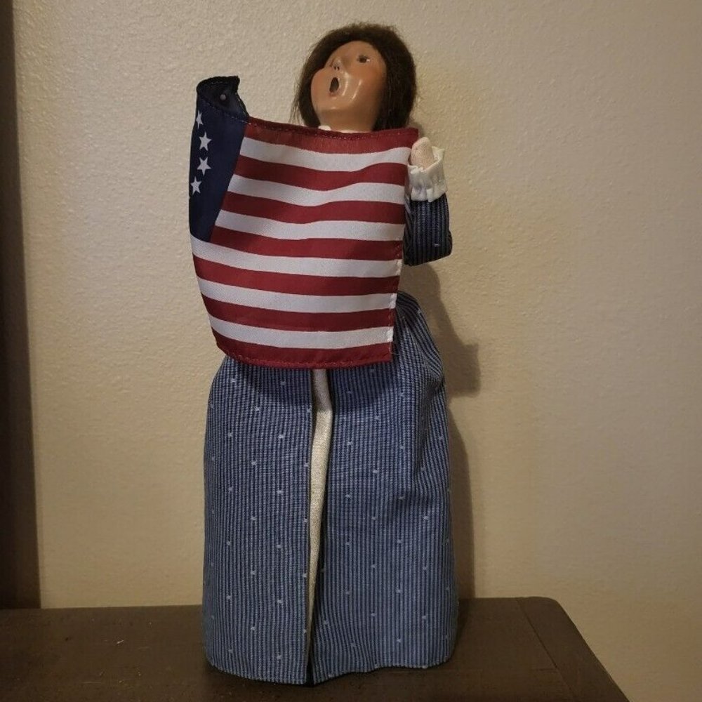 Byers Choice 2002 Colonial Woman Caroler w/ 13 Colony Flag July 4th Betsy Ross